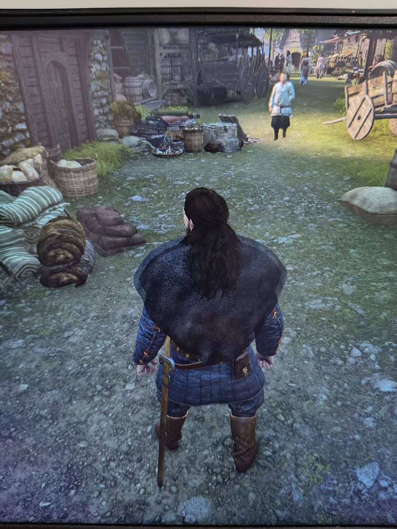 “诺德毛皮披风”、“诺德毛皮链甲披风”在装备栏展示时边缘有锯齿，穿上进入场景后有模型显示bug; ...